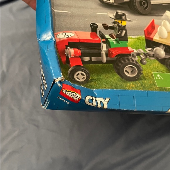 LEGO City Police Mobile Command Truck Toy with Prison Trailer, Drone, Tractor an - Picture 8 of 9